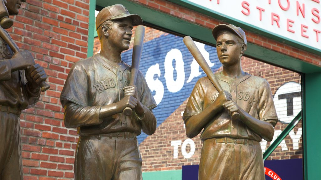 Estadio de béisbol Fenway Park ofreciendo arte al aire libre y una estatua o escultura