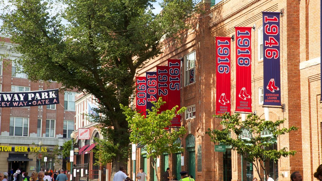 Estadio de béisbol Fenway Park ofreciendo señalización, escenas urbanas y una ciudad