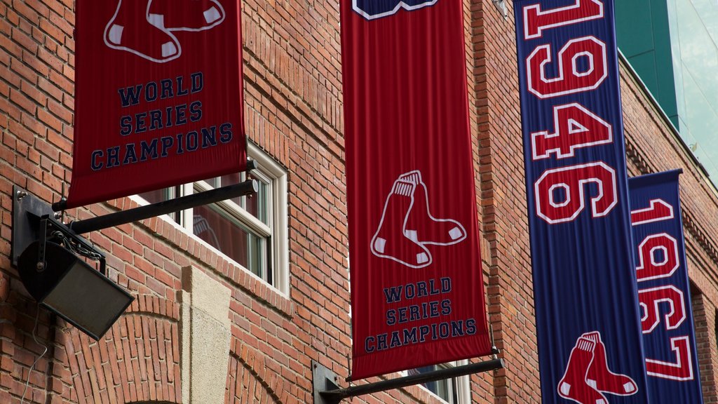 Estadio de béisbol Fenway Park mostrando señalización y un evento deportivo