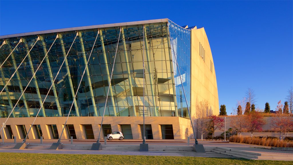 Kauffman Center for the Performing Arts som omfatter moderne arkitektur og en solnedgang