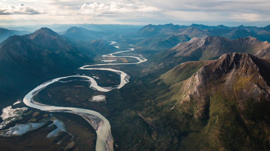 Parque Nacional Puertas del Ártico ofreciendo escenas tranquilas, vista panorámica y un río o arroyo