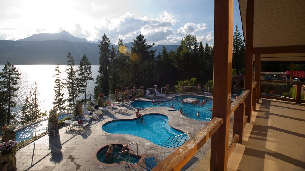 Cueva Hot Springs que incluye un atardecer, piscina y un lago o espejo de agua