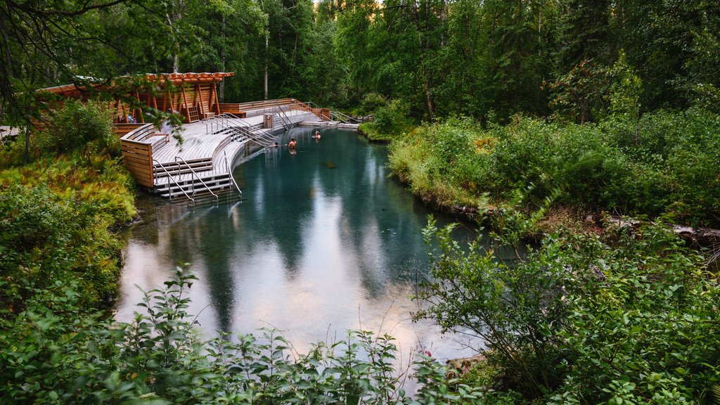 Cueva Hot Springs ofreciendo un lago o espejo de agua y imágenes de bosques