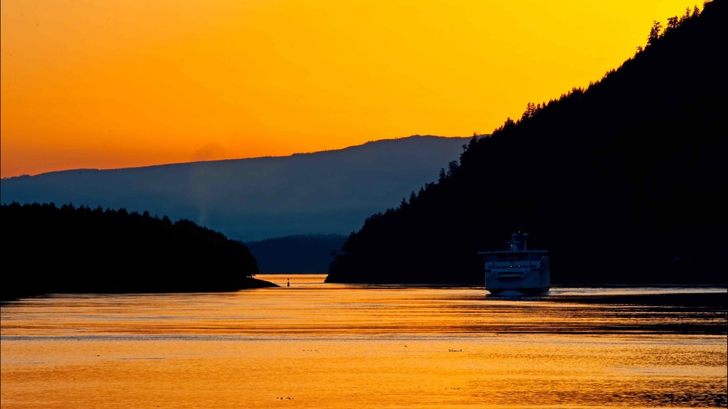 Mayne Island which includes cruising and a sunset