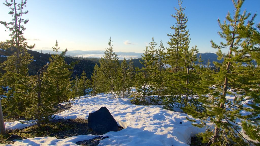 Monte Santa Elena ofreciendo escenas tranquilas, nieve y un atardecer