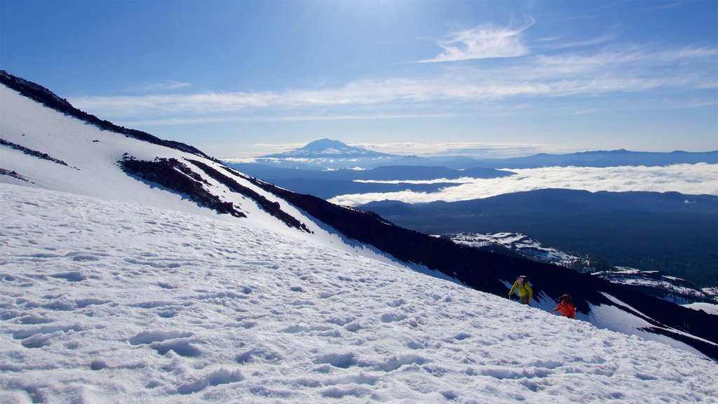 Mount St. Helens som visar snö och stillsam natur