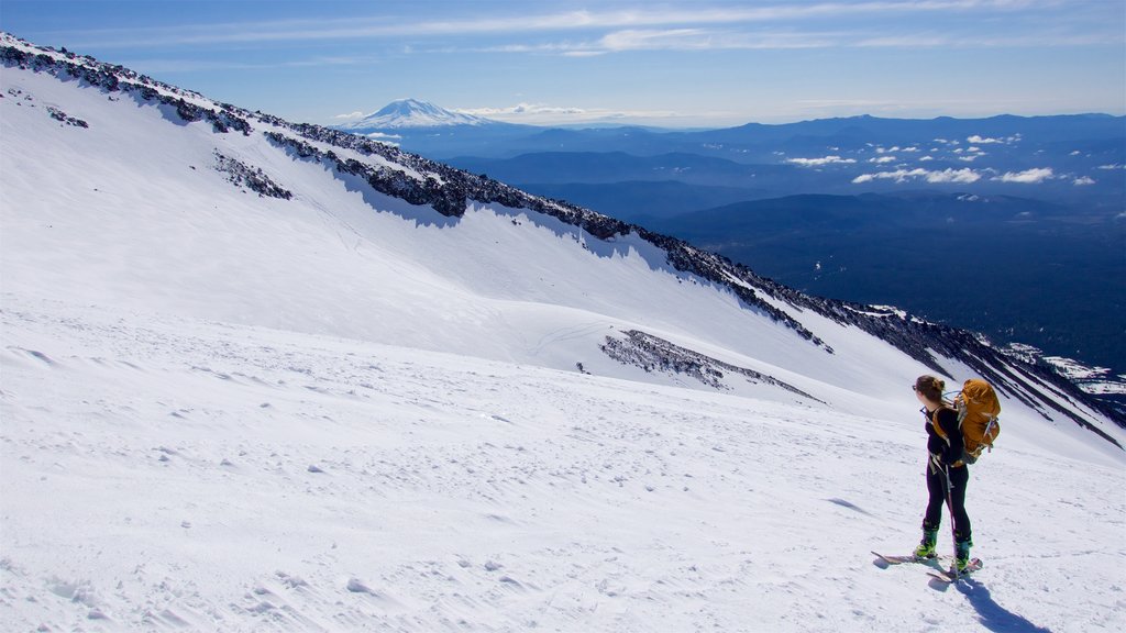 Mount St. Helens caracterizando cenas tranquilas, neve e esqui na neve