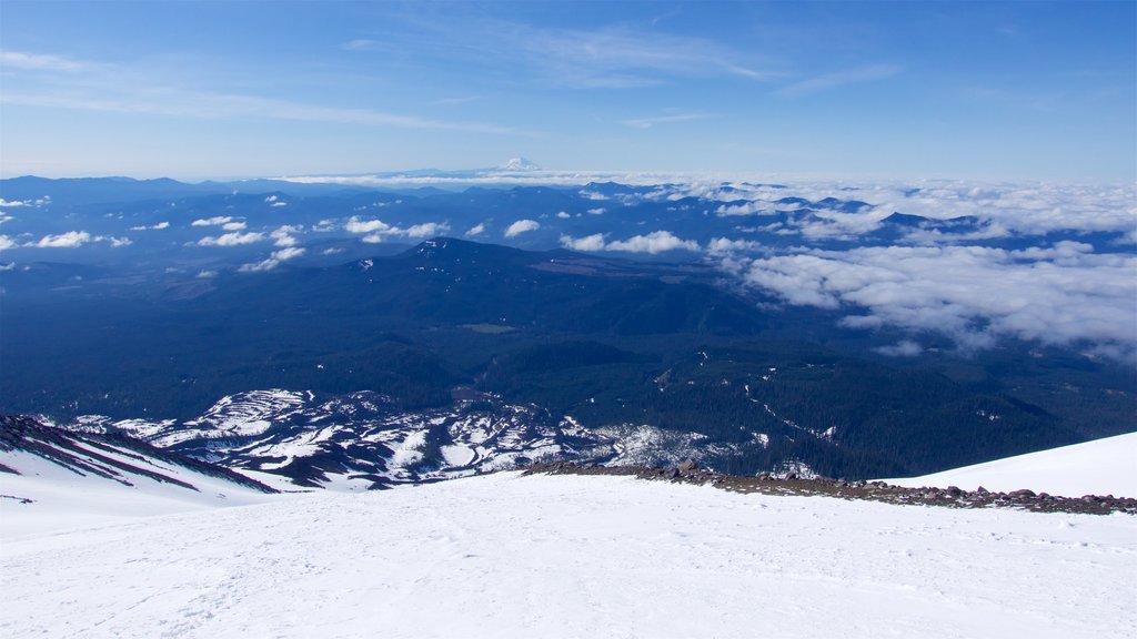 Mount St. Helens som inkluderer snø og rolig landskap