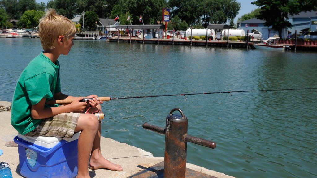 Chatham mostrando pesca y una bahía o puerto y también un niño