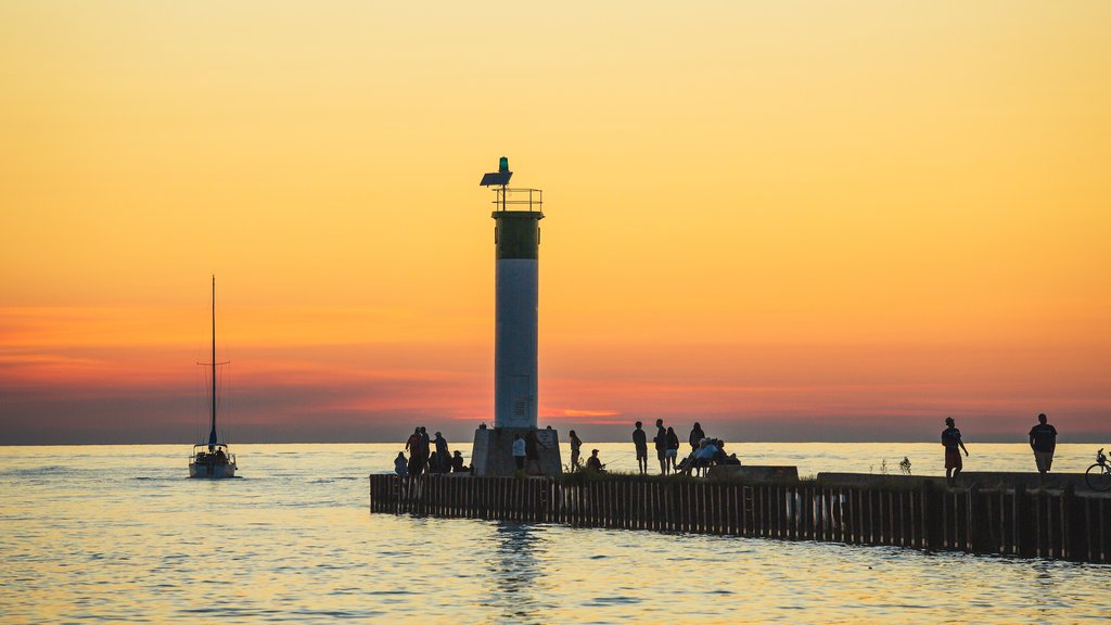 Grand Bend que incluye un faro y un atardecer