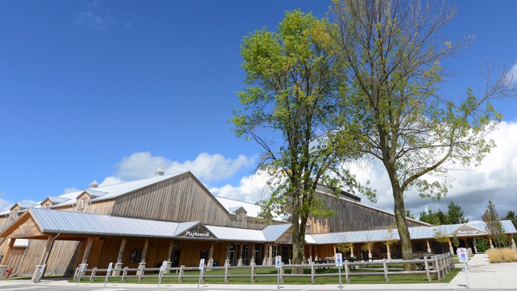 Grand Bend showing a garden