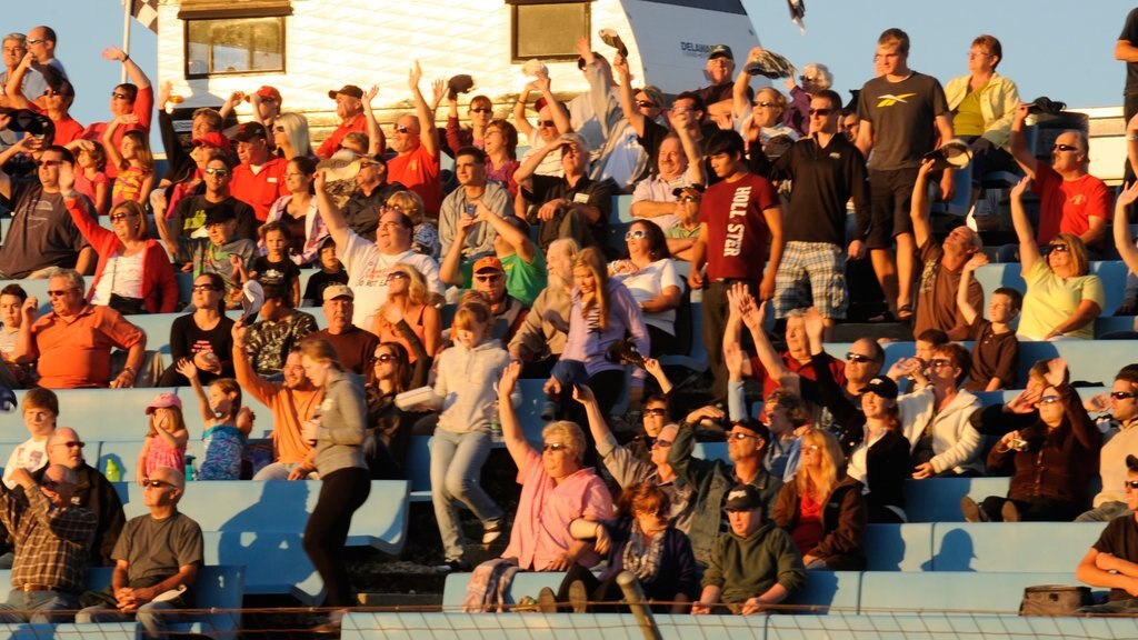 Delaware Speedway welches beinhaltet Sonnenuntergang sowie große Menschengruppe