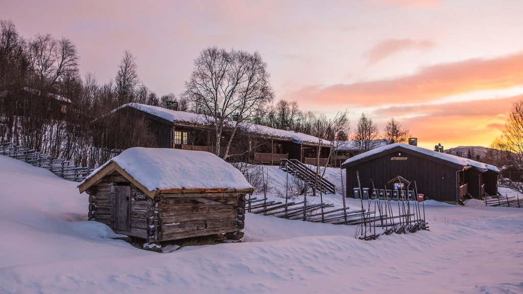 Beitostølen fasiliteter samt solnedgang og snø