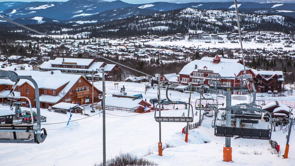 Beitostølen som viser snø og gondolbane