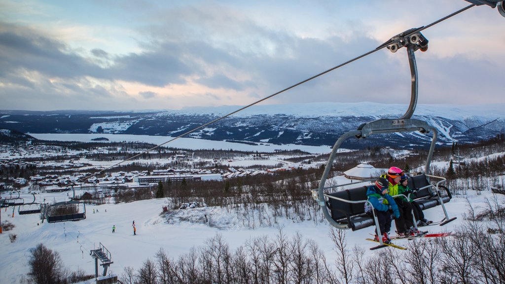 Beitostolen which includes skyline, a gondola and snow