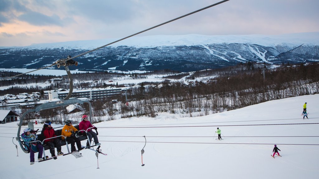 Beitostolen showing snow skiing, snow and a gondola