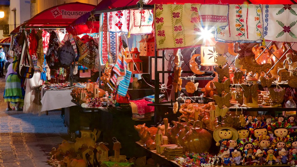 Plaza Miguel Hidalgo mostrando escenas nocturnas y mercados