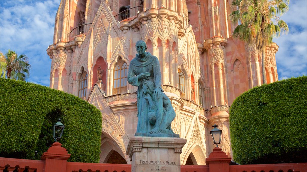 San Miguel Arcangel sognekirke som inkluderer historisk arkitektur, kirke eller katedral og statue eller skulptur