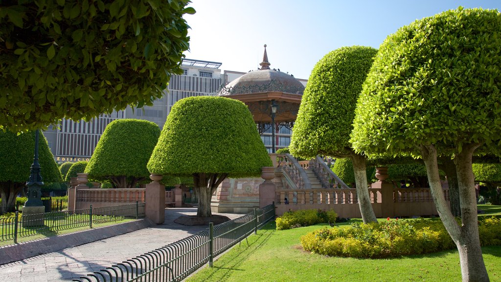 Martyrs Plaza che include parco