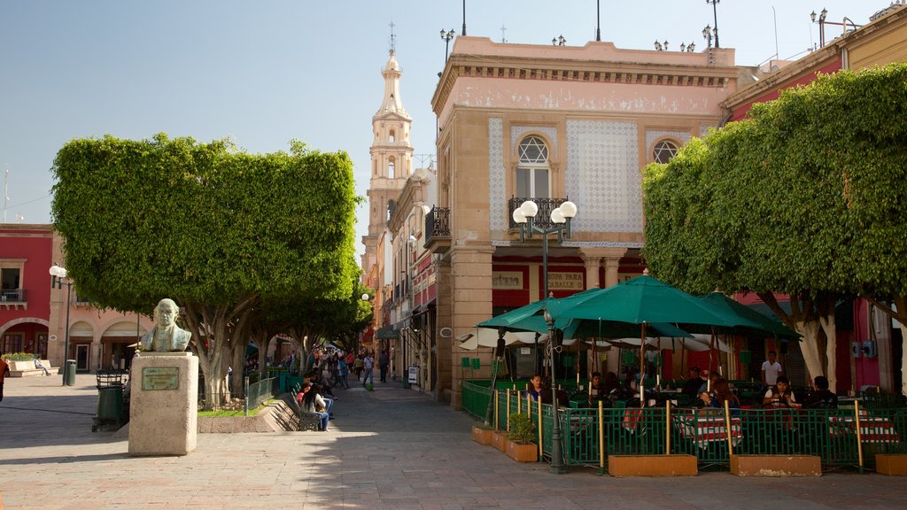 León que incluye una plaza, una estatua o escultura y arquitectura patrimonial