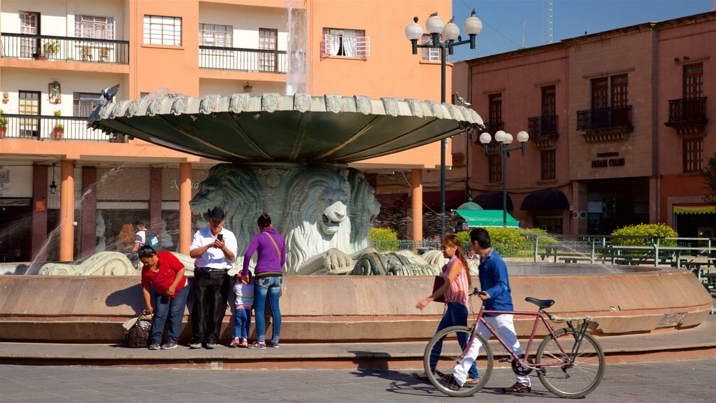 León montrant fontaine aussi bien que petit groupe de personnes