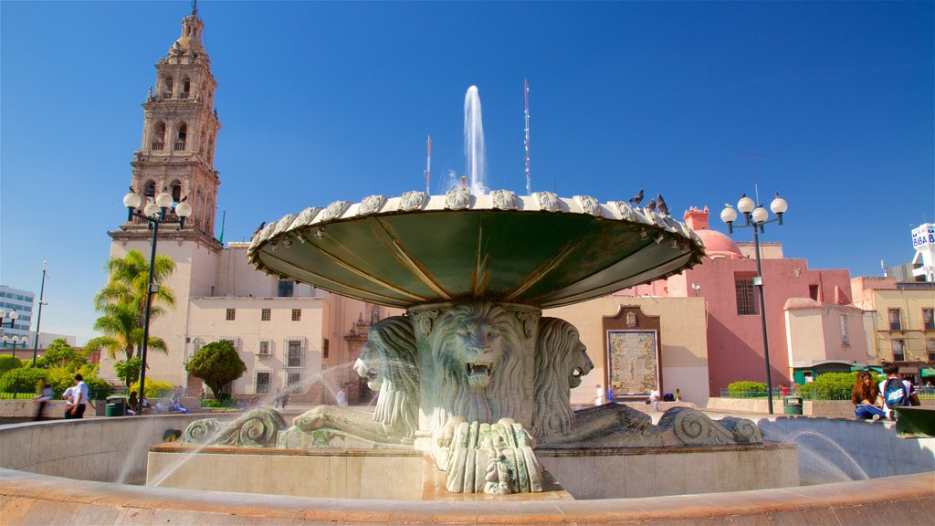 León ofreciendo arquitectura patrimonial, una fuente y una plaza