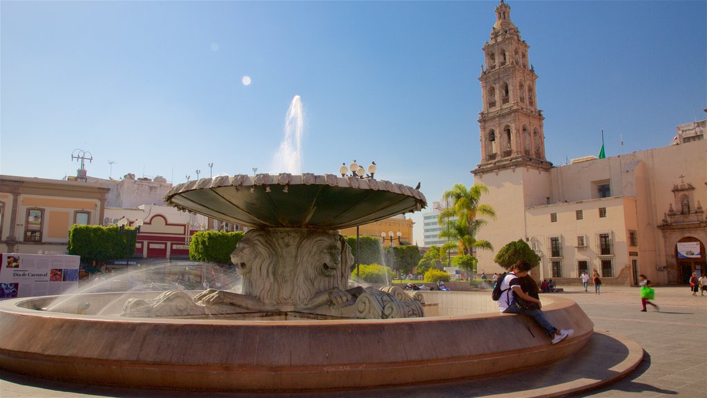 Leon showing a square or plaza, a fountain and heritage architecture