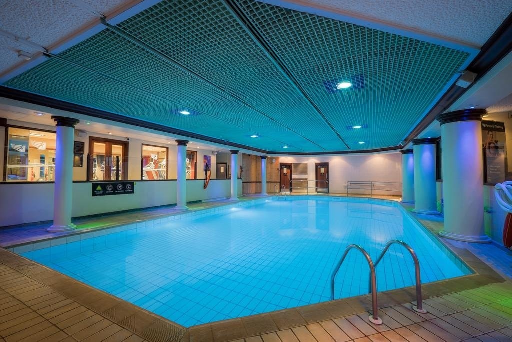 piscina-cubierta-ventanal-al-fondo.jpg?1588000644