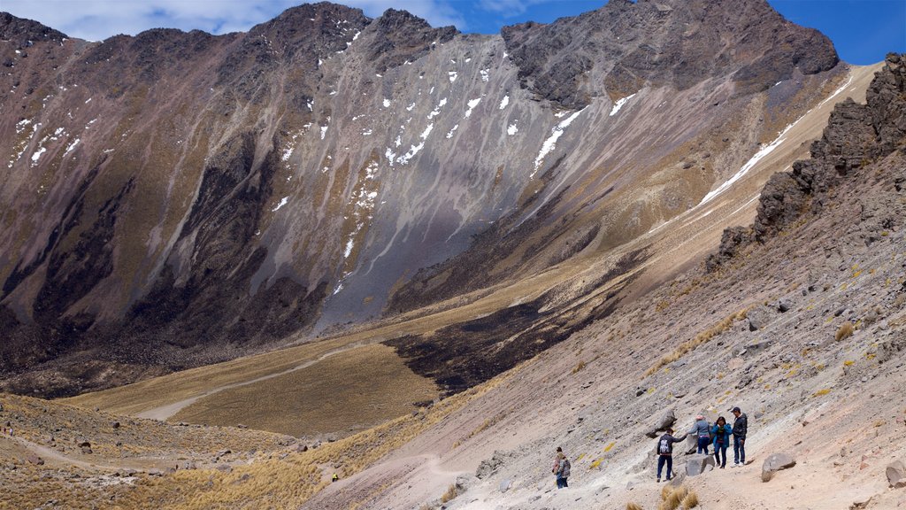 Toluca som viser landskap og rolig landskap i tillegg til en liten gruppe med mennesker