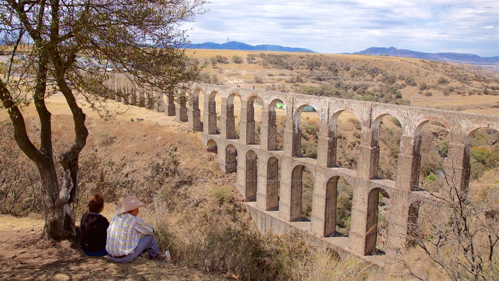 Tepotzotlán que incluye arquitectura patrimonial, un puente y escenas tranquilas