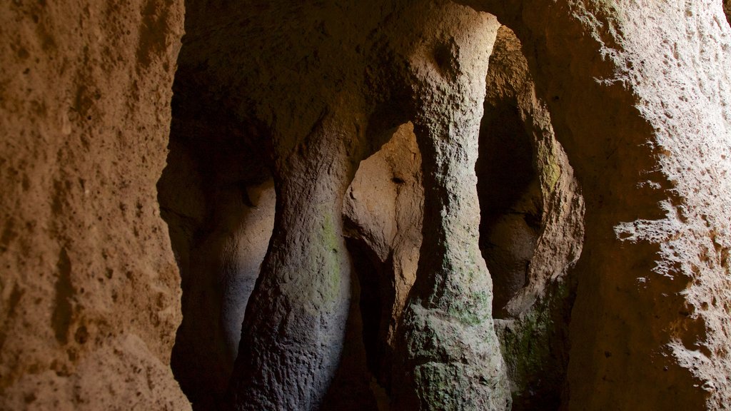 Huichapan featuring caves