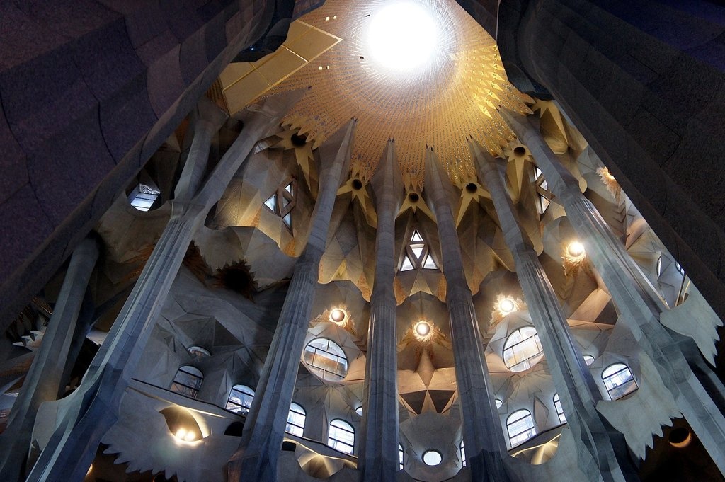 1623px-Interior_Sagrada_Familia_-_Columnas_c%C3%BApula_central.jpg?1573139950
