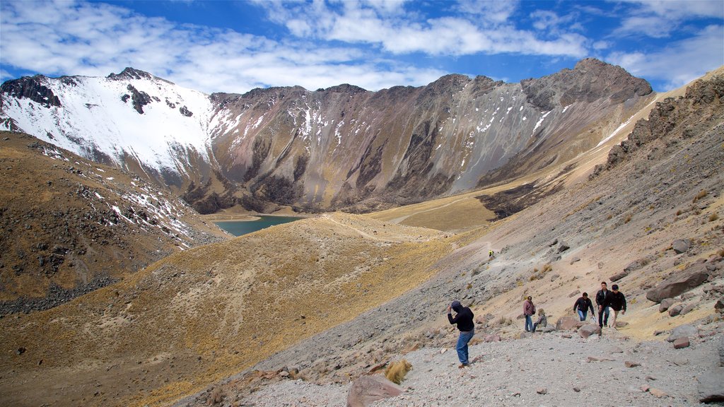 Parque Nacional Nevado de Toluca mostrando montañas, nieve y escenas tranquilas