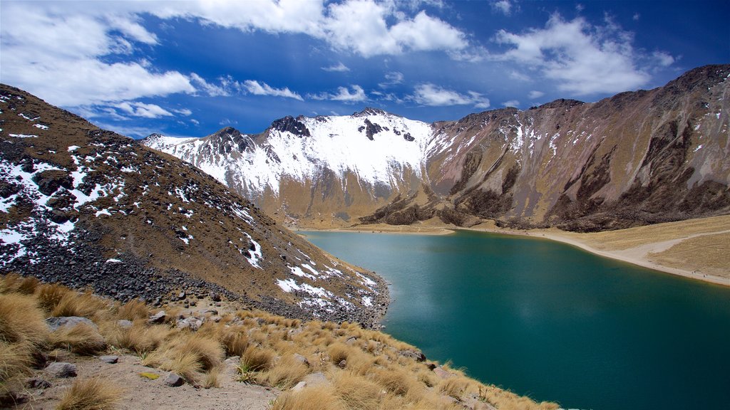 Parque Nacional Nevado de Toluca que inclui um lago ou charco