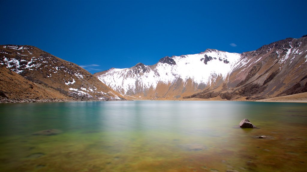 Parque Nacional Nevado de Toluca que incluye nieve, un lago o espejo de agua y montañas