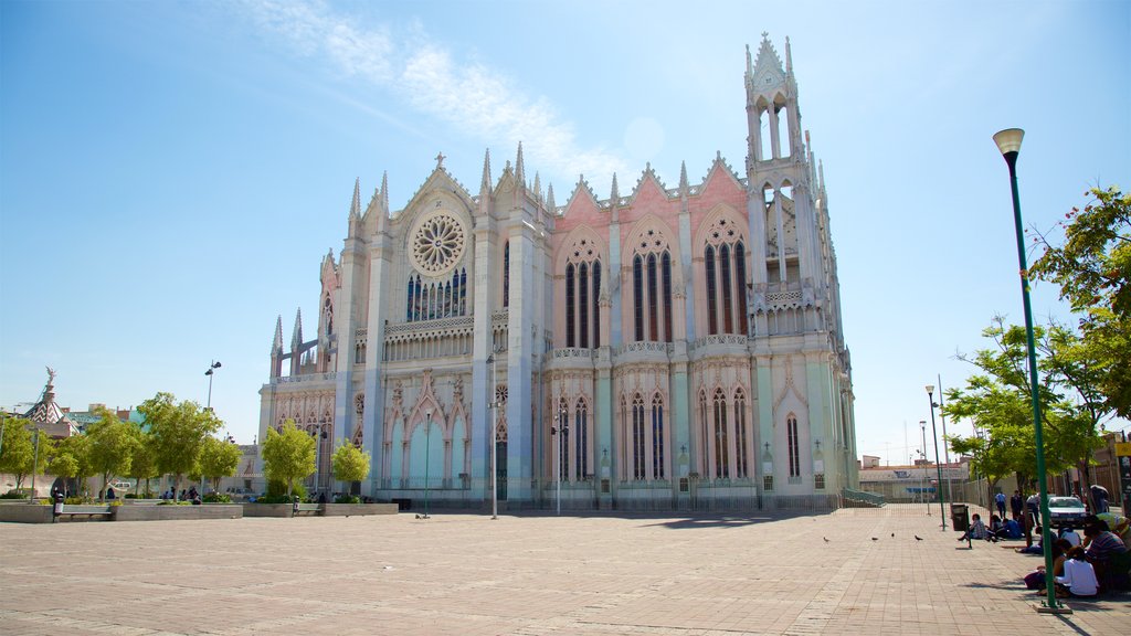 Templo Expiatorio del Sagrado Corazón de Jesús ofreciendo una iglesia o catedral, una plaza y arquitectura patrimonial