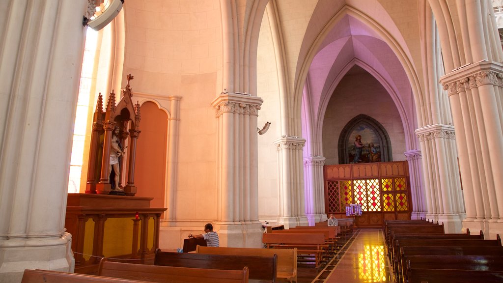 Templo Expiatorio del Sagrado Corazón de Jesús mostrando vistas internas, elementos de patrimônio e uma igreja ou catedral