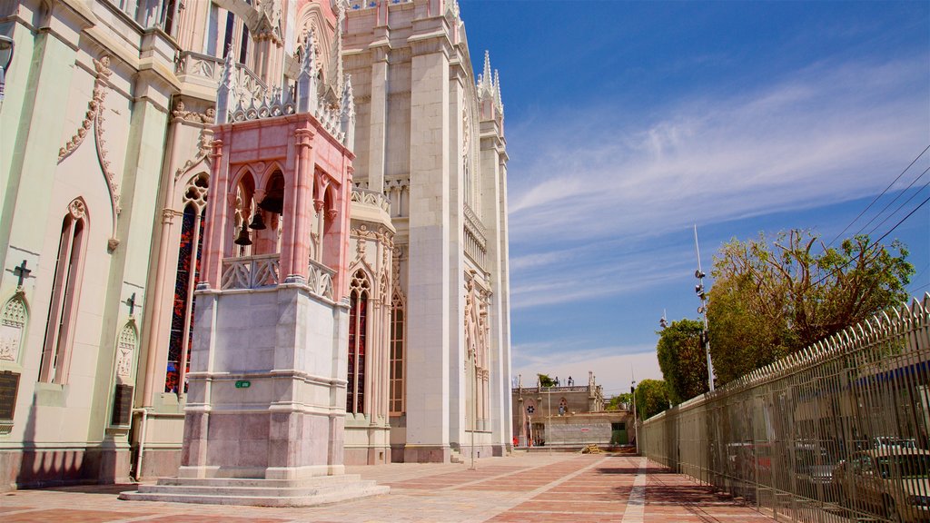 Templo Expiatorio del Sagrado Corazón de Jesús mettant en vedette square ou place et patrimoine architectural