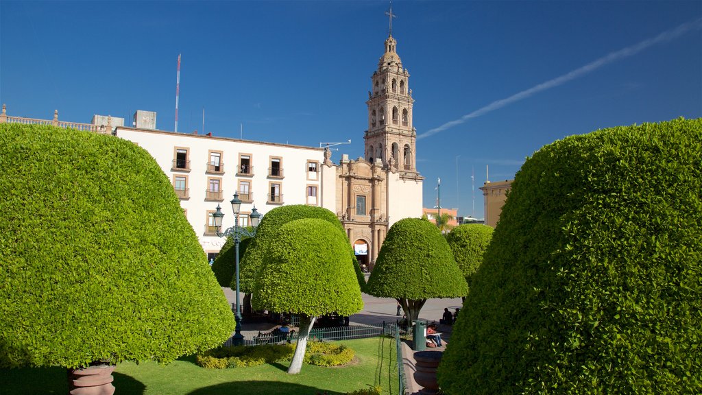 Martyrs Plaza showing a garden and heritage architecture