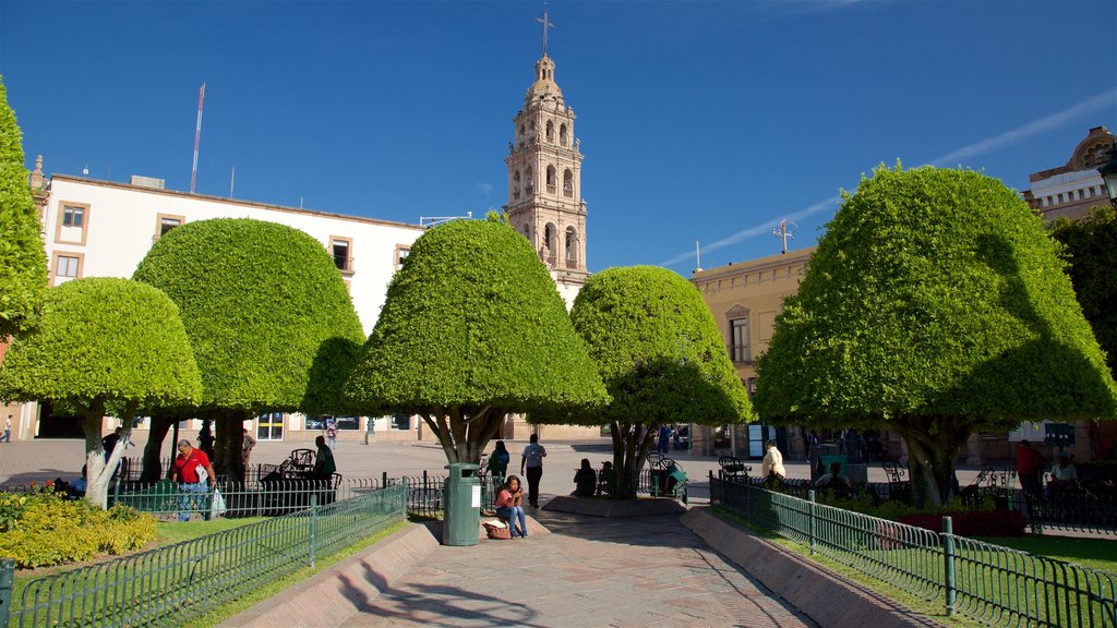 Plaza de los Mártires que inclui um jardim e arquitetura de patrimônio