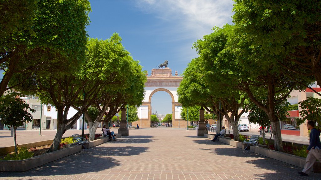 Arco de la Calzada de los Héroes que inclui uma praça ou plaza e elementos de patrimônio