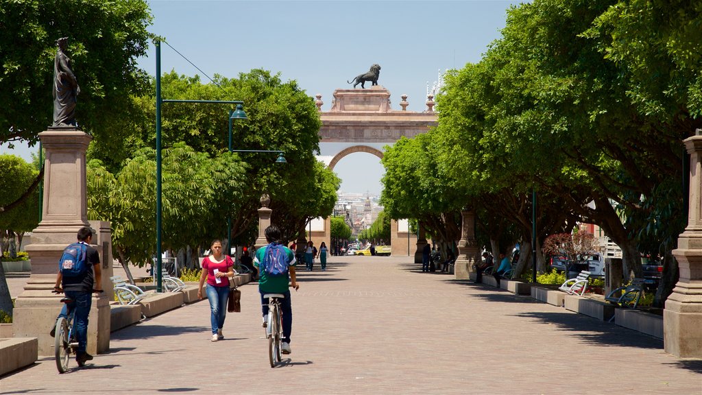 Arco de la Calzada de los Héroes que inclui uma praça ou plaza, elementos de patrimônio e ciclismo urbano