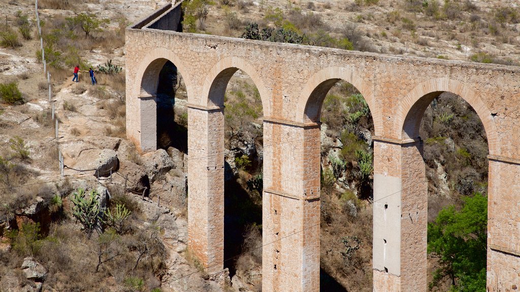 Parque ecoturístico Los Arcos Saucillo mostrando arquitectura patrimonial y un puente