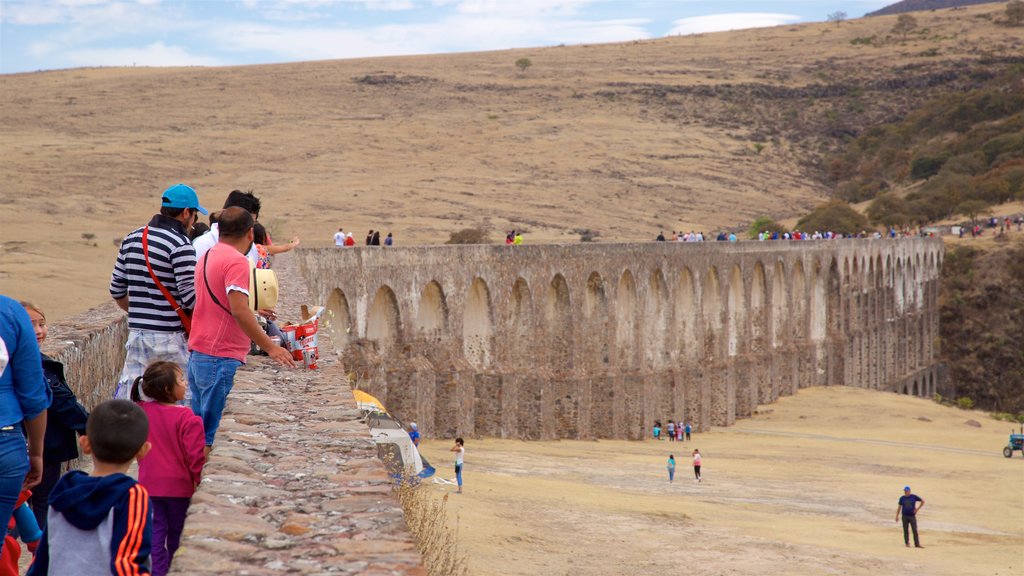 Tepotzotlán que incluye escenas tranquilas, un puente y arquitectura patrimonial