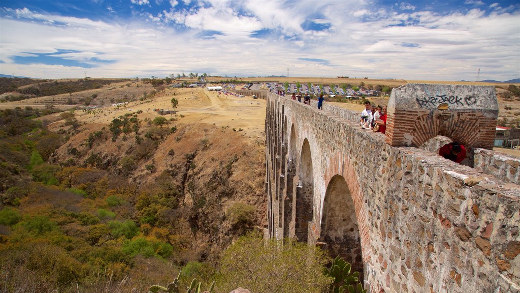 Tepotzotlan que inclui uma ponte, elementos de patrimônio e cenas tranquilas