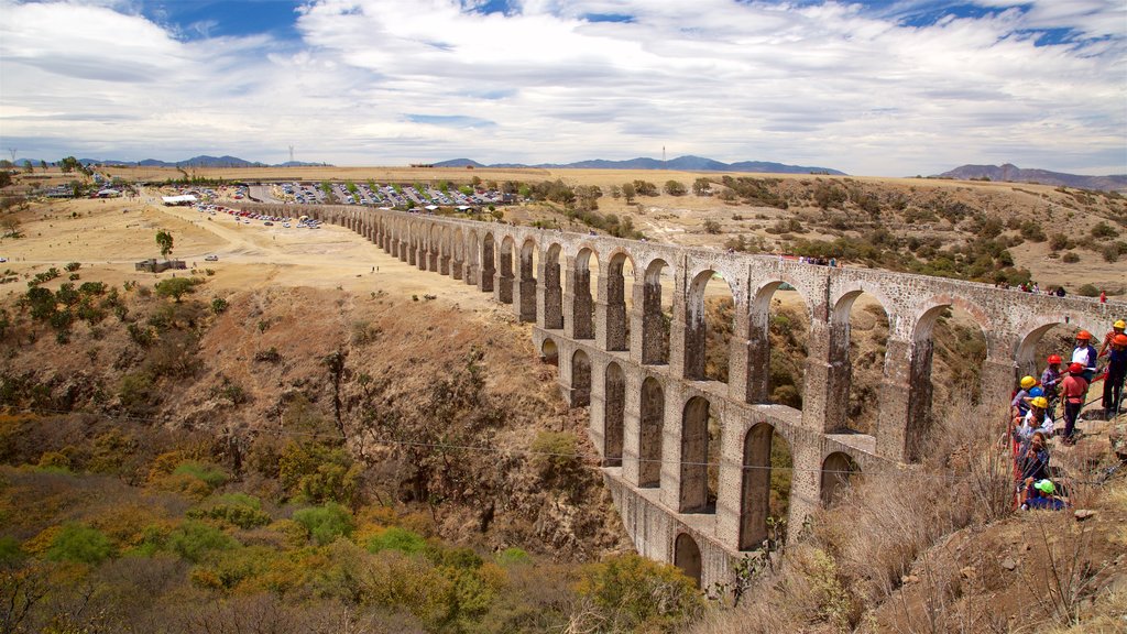 Tepotzotlán mostrando escenas tranquilas, arquitectura patrimonial y un puente