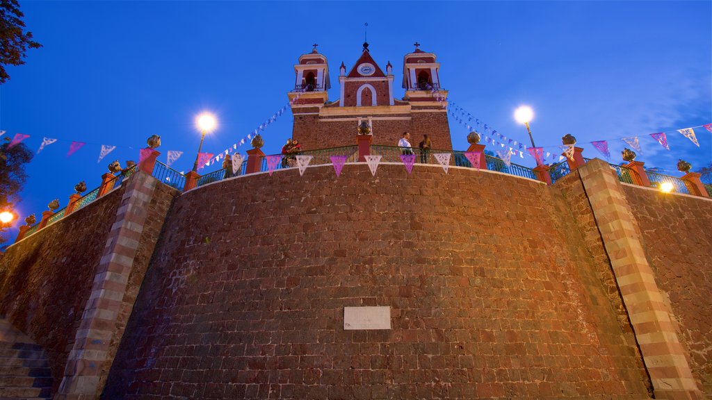 Metepec que incluye escenas de noche y una iglesia o catedral