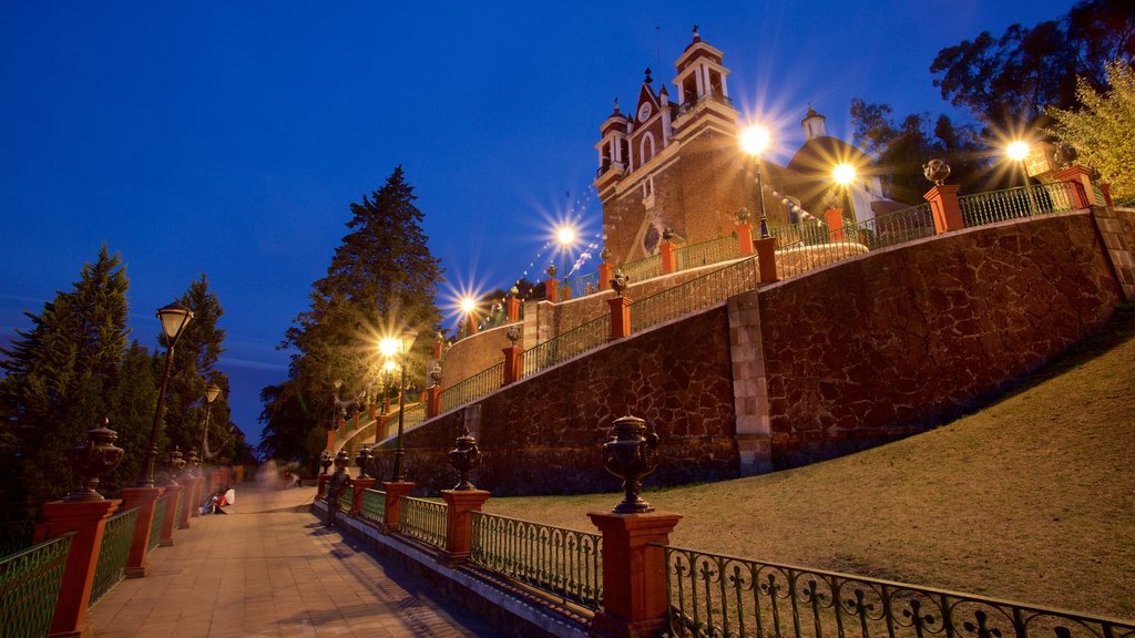 Metepec que incluye escenas de noche y una iglesia o catedral