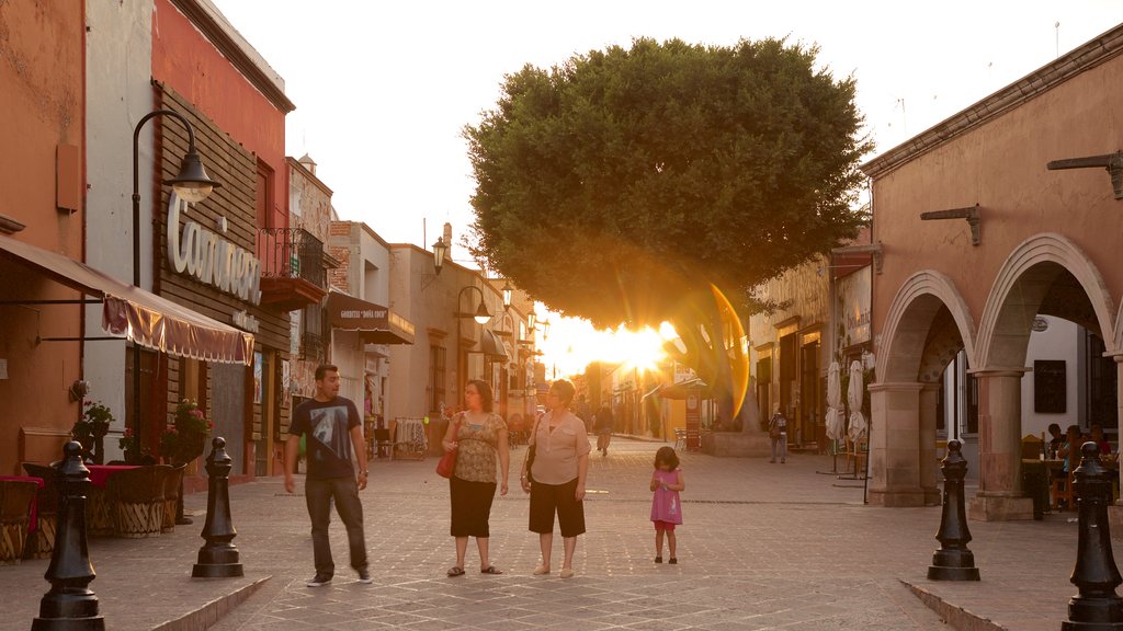 Plaza Miguel Hidalgo mettant en vedette coucher de soleil aussi bien que famille