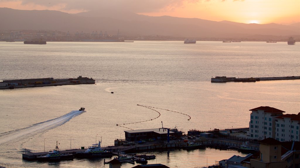 Gibraltar fasiliteter samt solnedgang, kyst og bukt eller havn